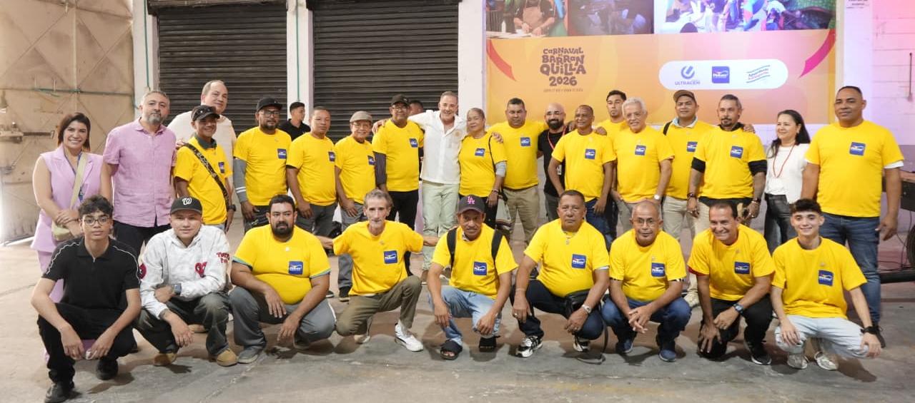 Artesanos y ayudantes que construyen las carrozas.