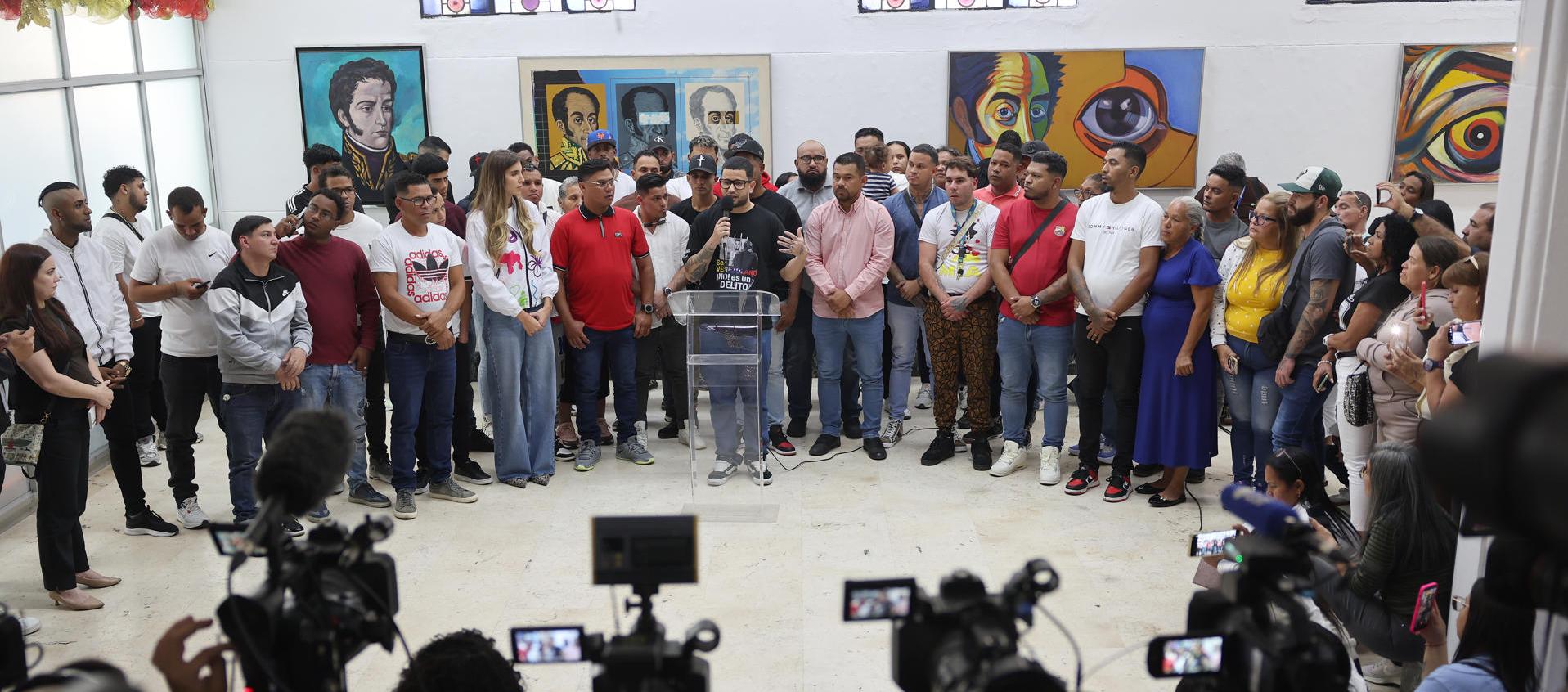 Arturo Suárez (c), ciudadano venezolano que estuvo detenido en el Centro de Confinamiento del Terrorismo (CECOT) en El Salvador