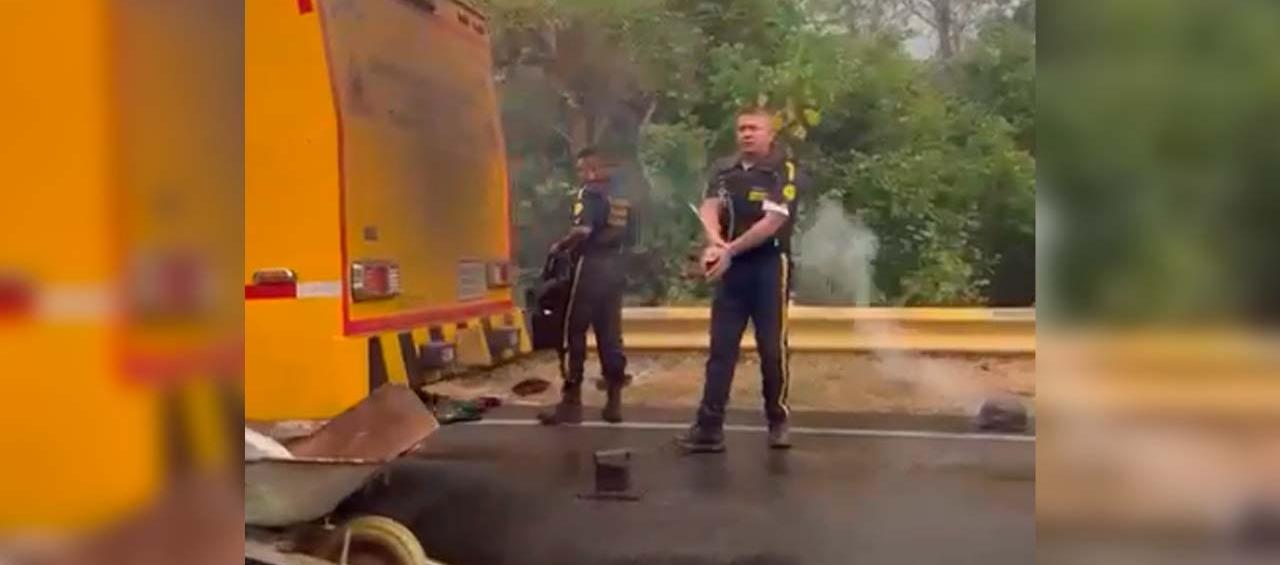 Los guardias del camión de valores con las manos amarradas con zunchos. 