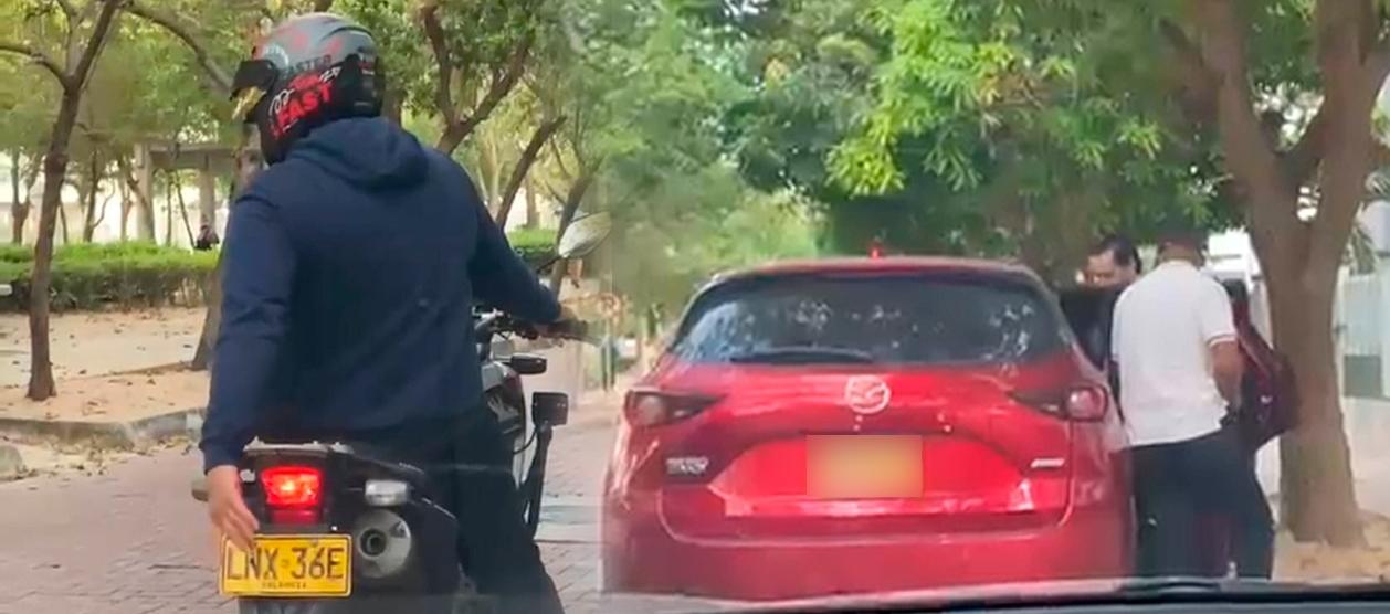 La placa de la motocicleta de los delincuentes y el momento del atraco.