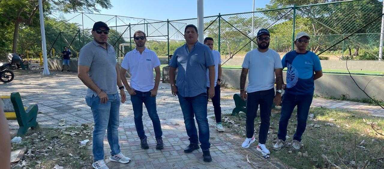 Alcalde Edinson Palma junto a funcionarios de la Fundación Triple A.