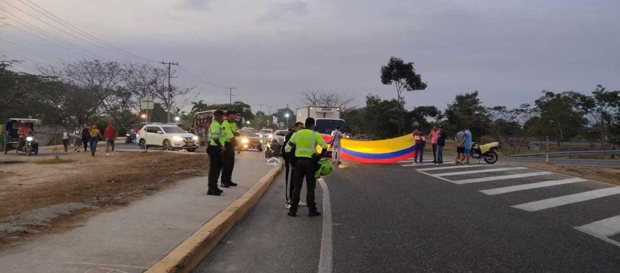 Uno de los bloqueos realizados en inmediaciones del Peaje de Sabanagrande. 