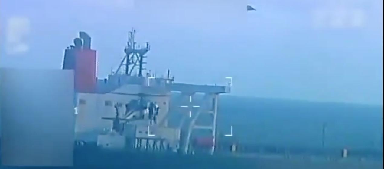 Momento en que la Marina de EE.UU. intercepta el buque petrolero. 