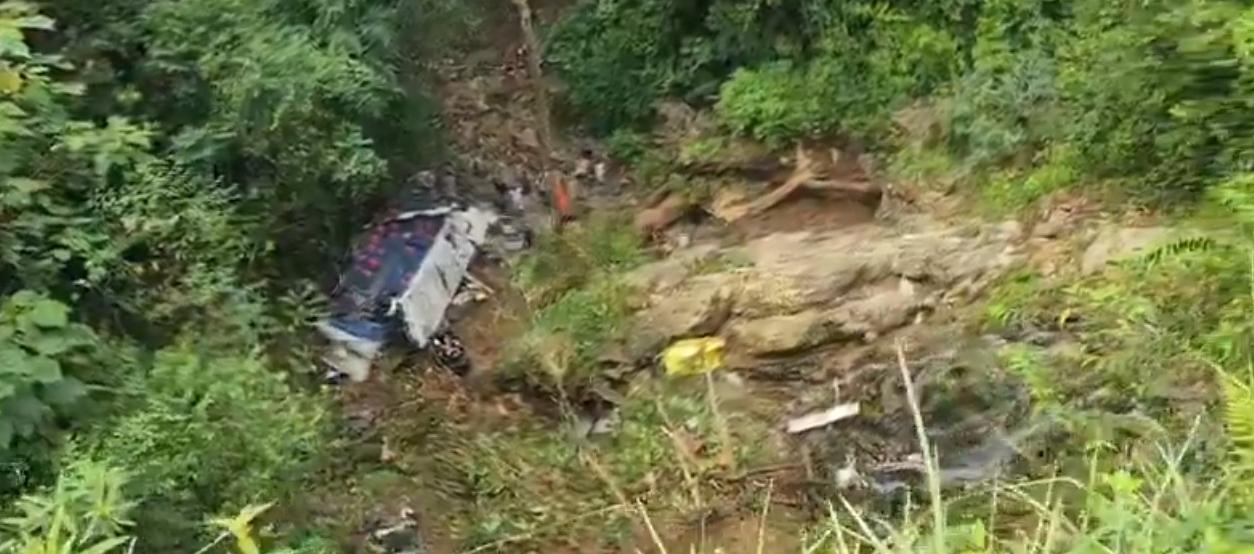 El bus de servicio público se precipitó por un barranco.