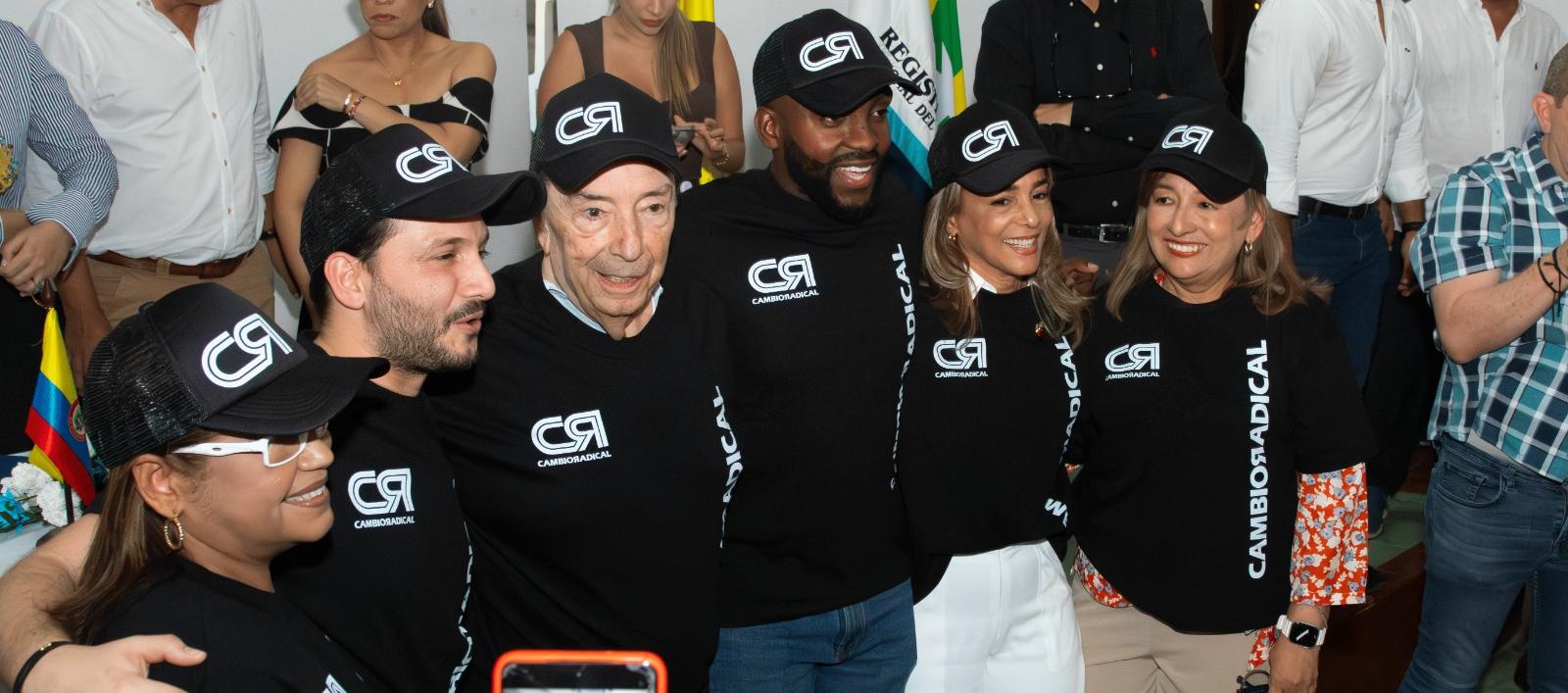 Fuad Char junto a los candidatos a la Cámara por Cambio Radical. 