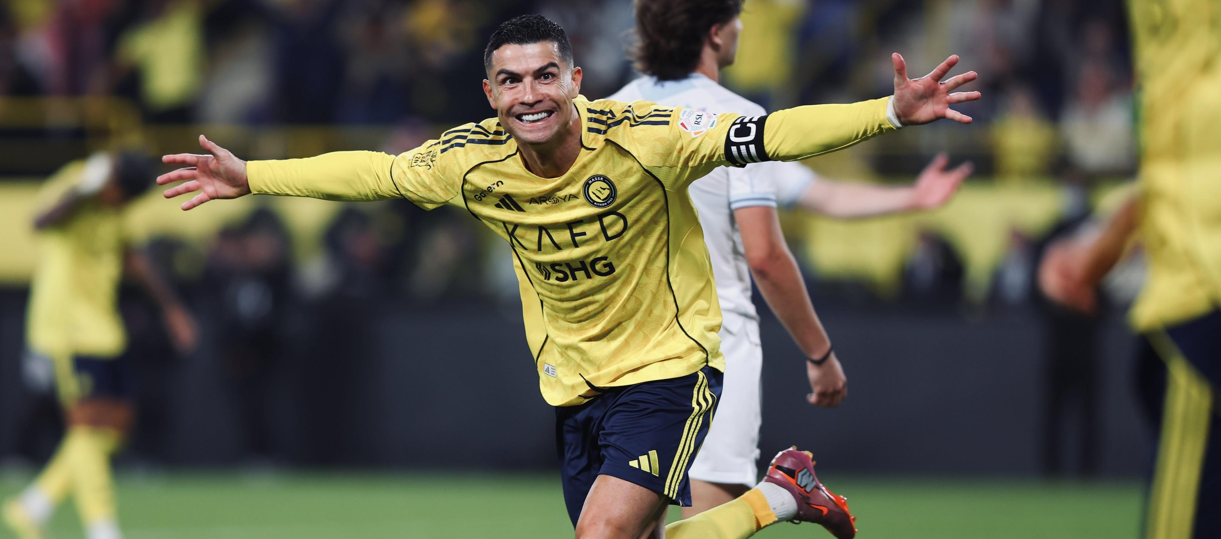 Cristiano Ronaldo celebra uno de sus goles al Al Okhdood.