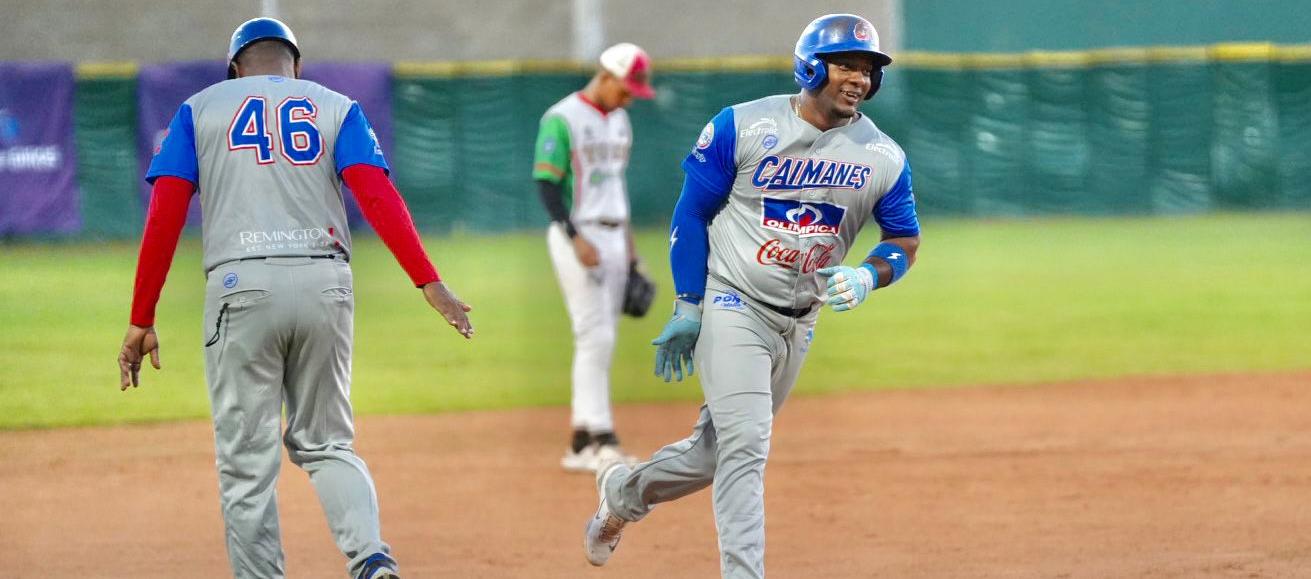 Leandro Emiliani tras batear su jonrón.