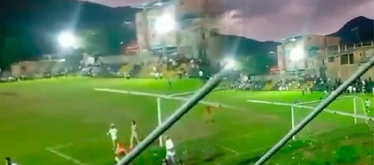 Imágenes del pánico en la cancha.