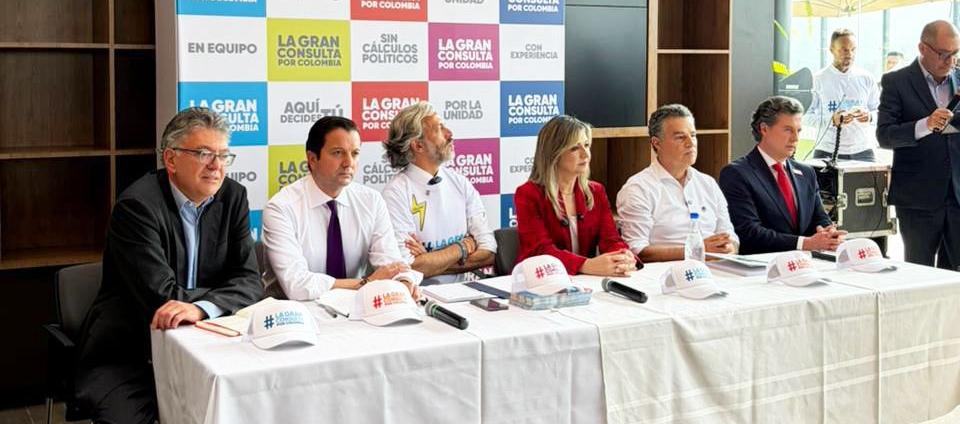 Mauricio Cárdenas, David Luna, Juan Daniel Oviedo, Vicky Dávila, Aníbal Gaviria y Juan Manuel Galán.