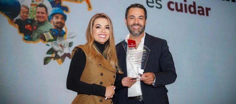 Superintendente Sandra Cadena entrega galardón al director de Comfamiliar Atlántico, Herber Mantilla.