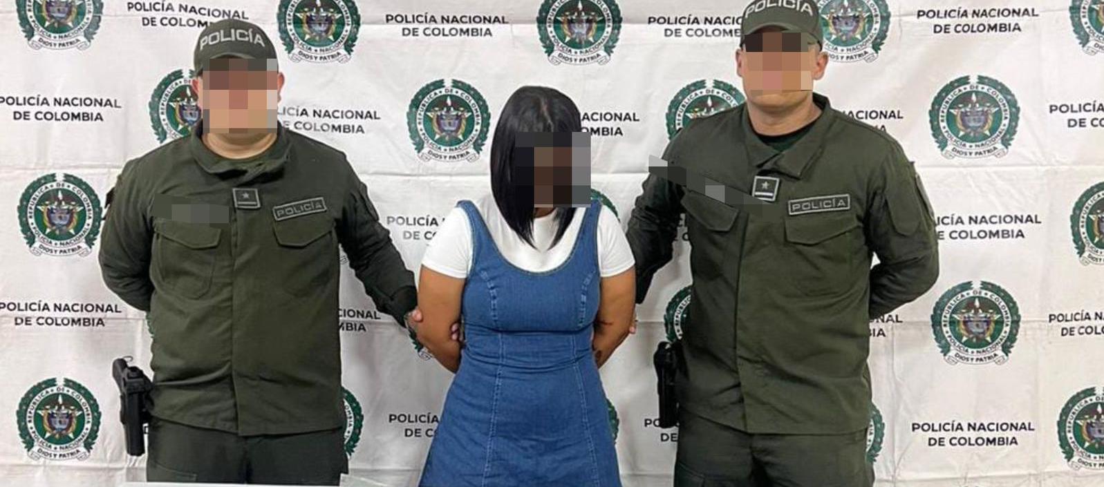 La mujer fue sorprendida con más de 2 kilos de cocaína en su maleta. 
