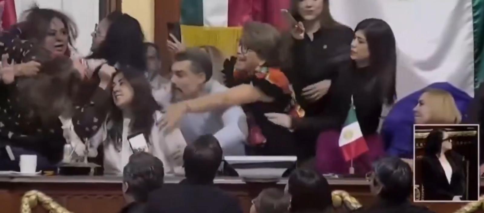 Momento en que se originó la pelea entre las legisladoras. 