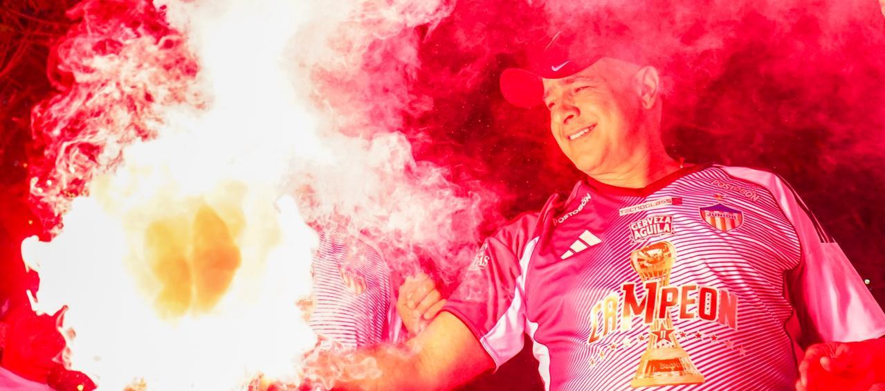 Christian Daes celebrando la estrella 11 de Junior en la Ventana de Campeones. 