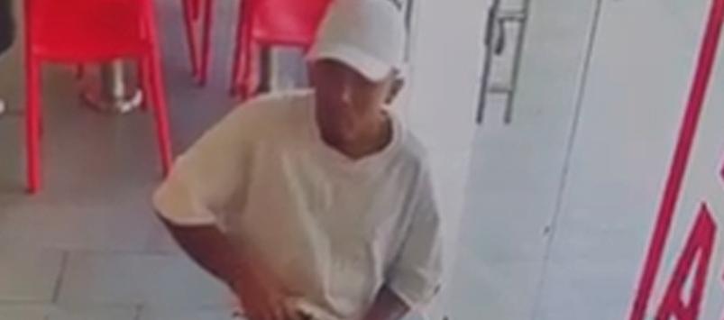 El presunto delincuente cuando iba a atracar al acordeonero. 