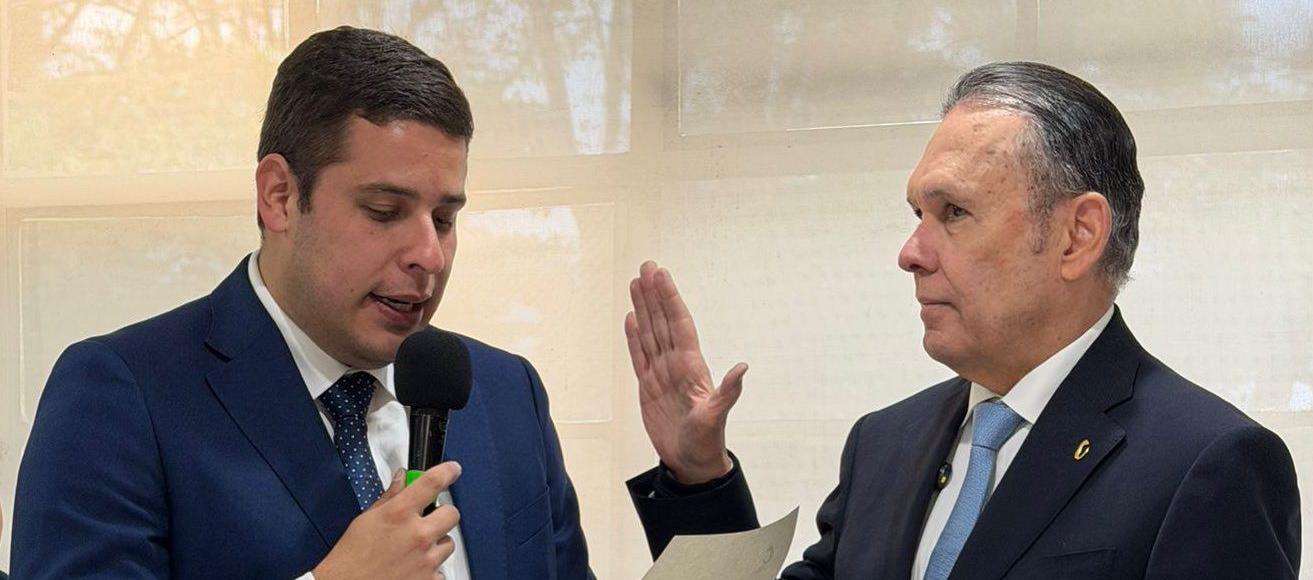 Efraín Cepeda juramentando para el cargo.