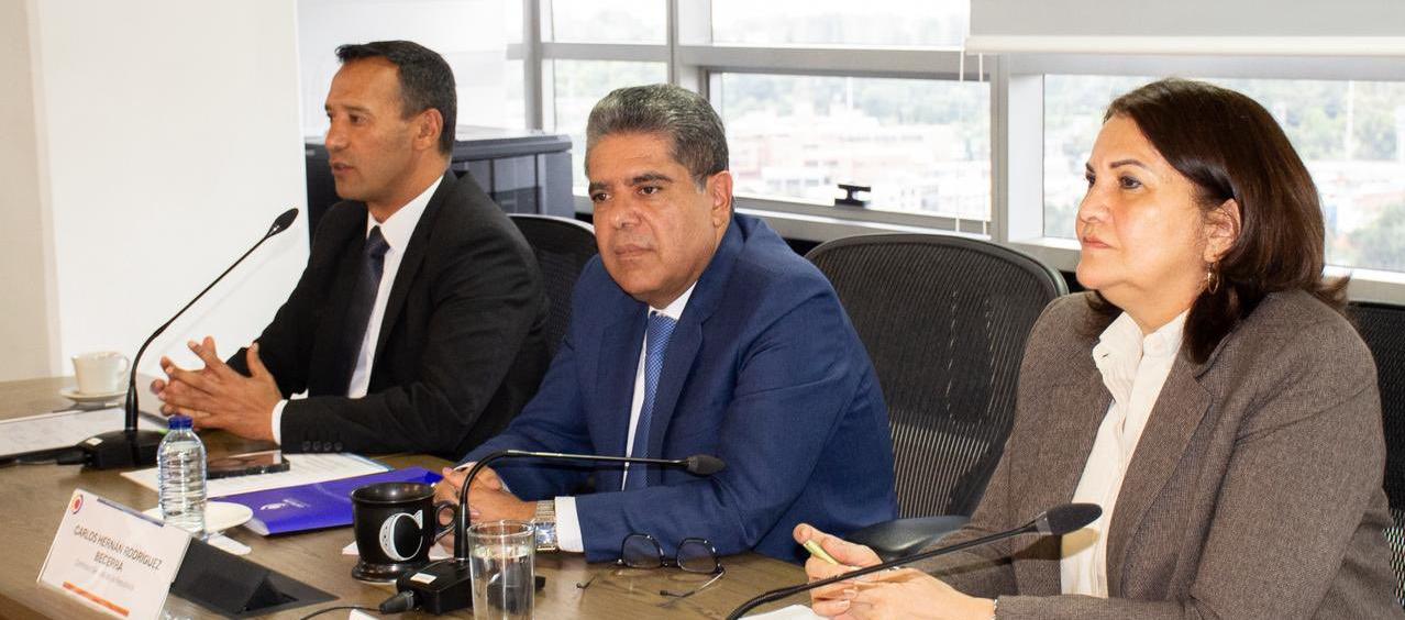 El contralor Carlos Hernán Rodríguez se reunió con el ministro de Defensa, Pedro Sánchez.