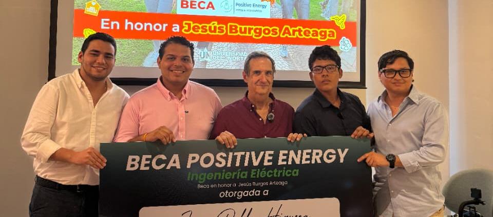 El joven Juan Pablo Higuera junto a los directivos de Positive Energy.
