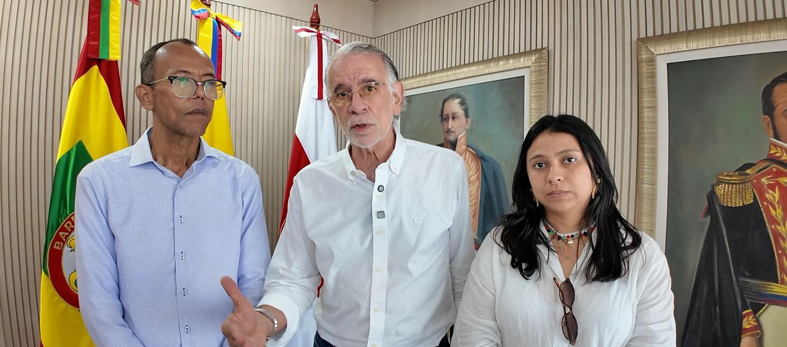 El rector Rafael Castillo, el gobernador Eduardo Verano y Melissa Obregón, representante de la Presidencia en el Consejo Superior de la Uniatlántico.