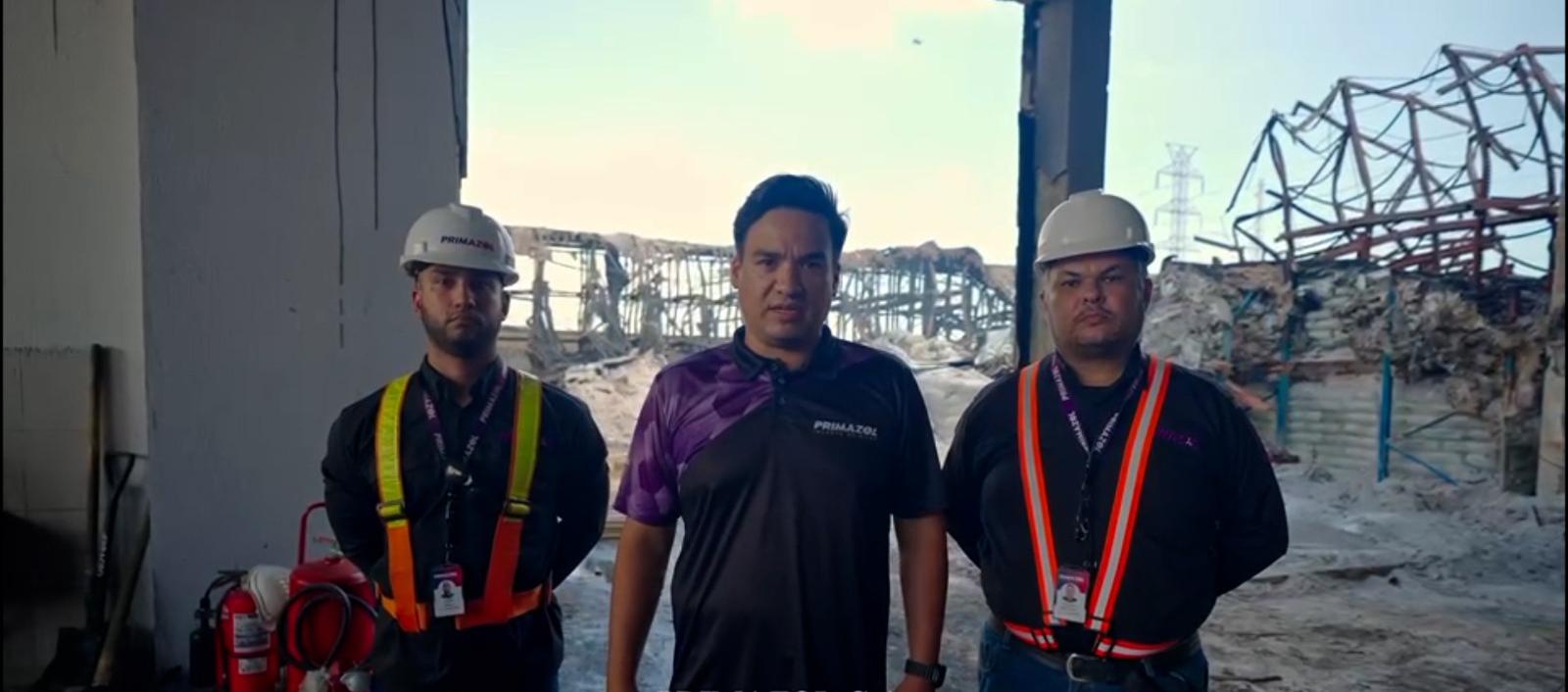 Presidente de la compañía junto con varios trabajadores. 