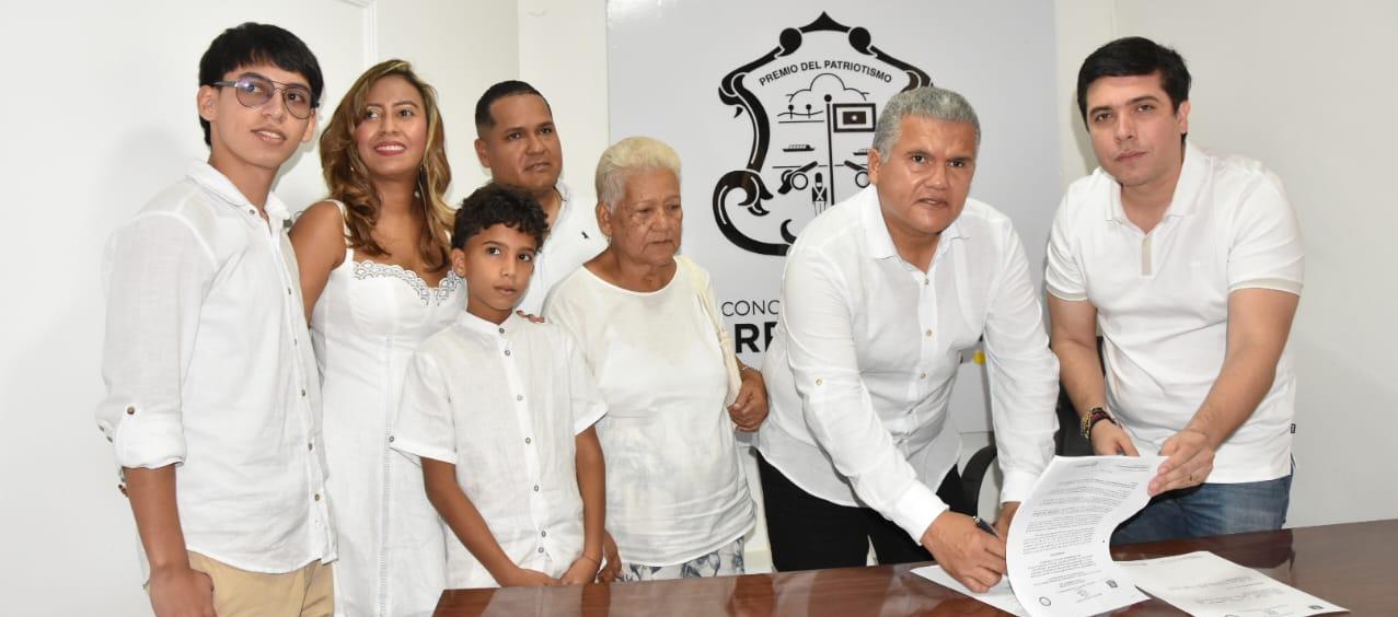 Fabián Enrique Monsalvo tomando posesión ante el presidente del Concejo, Andrés Ortiz.