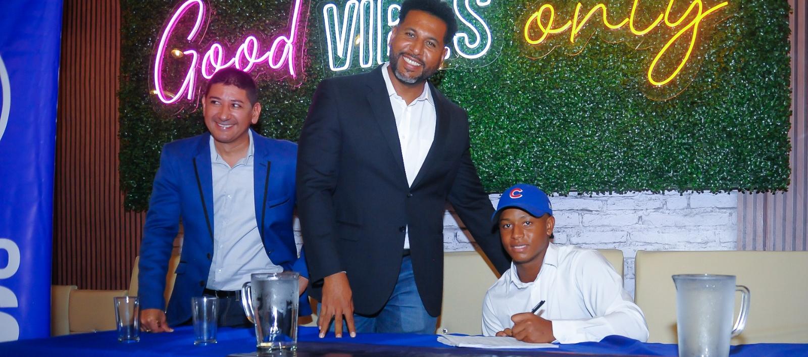 Fenuel James en su firma con los Cachorros.