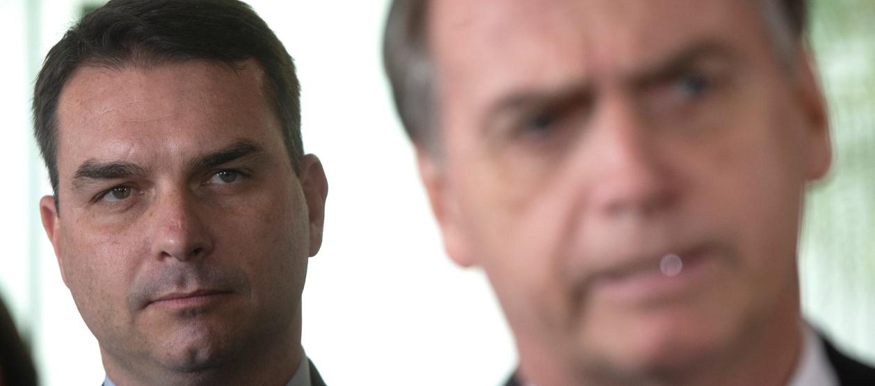 El senador Flávio Bolsonaro y el expresidente Jair Bolsonaro.