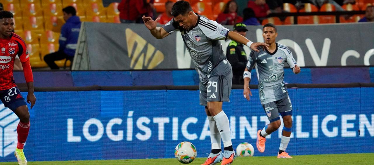 Teófilo en una jugada del partido ante Medellín