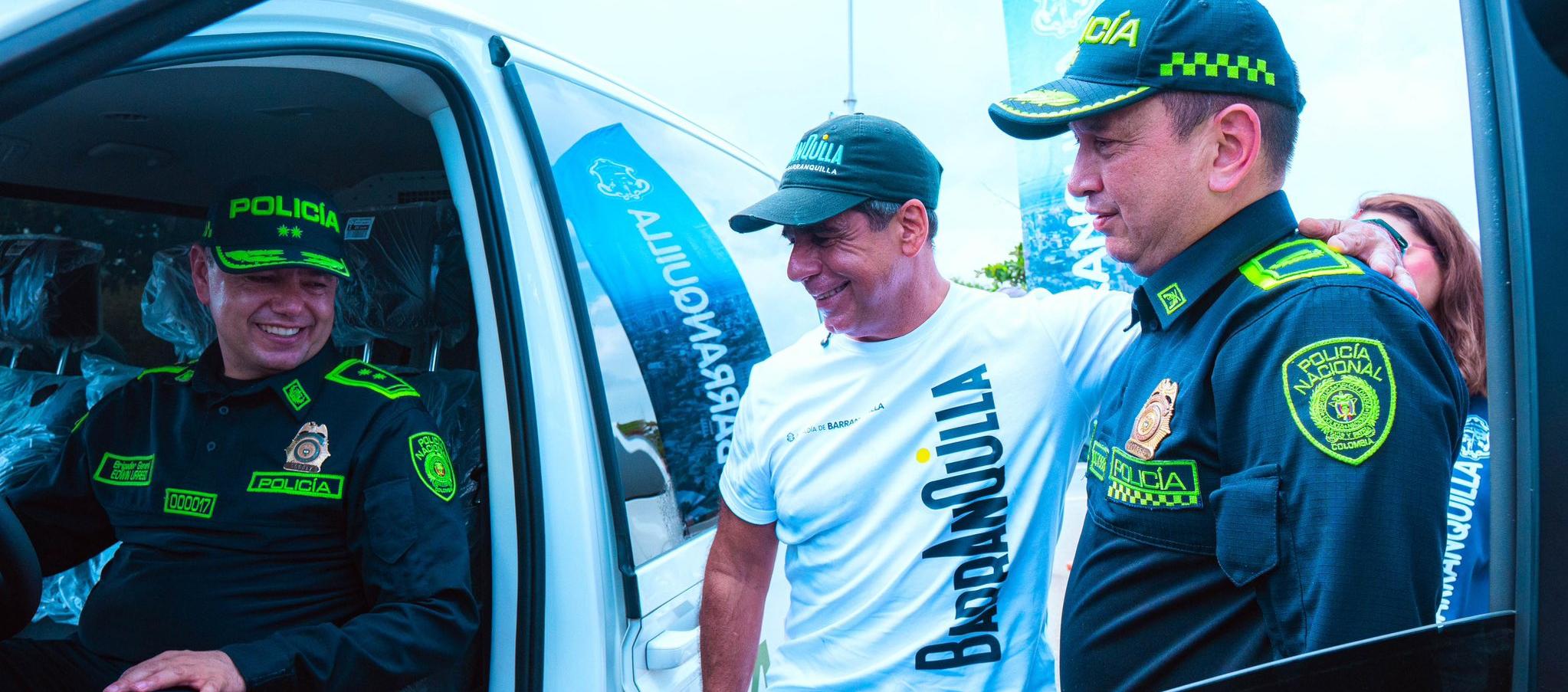 Alcalde Char durante la entrega de los vehículos. 