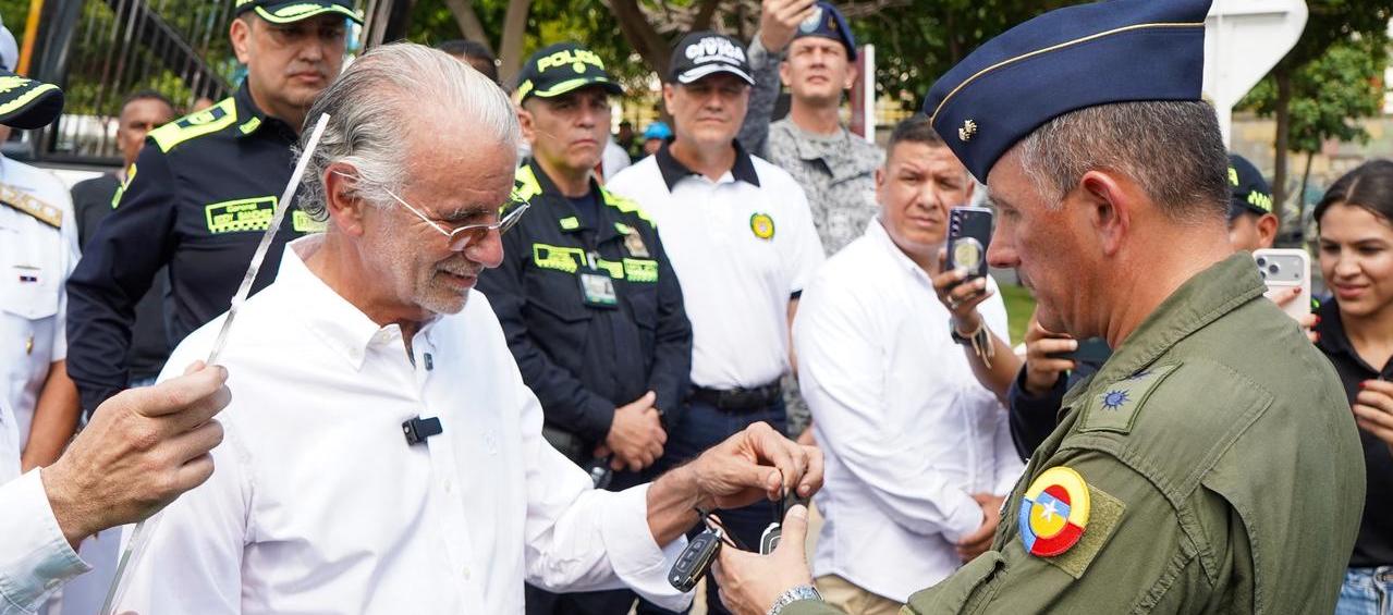 Gobernador Verano entregando llaves de vehículos a la Policía. 