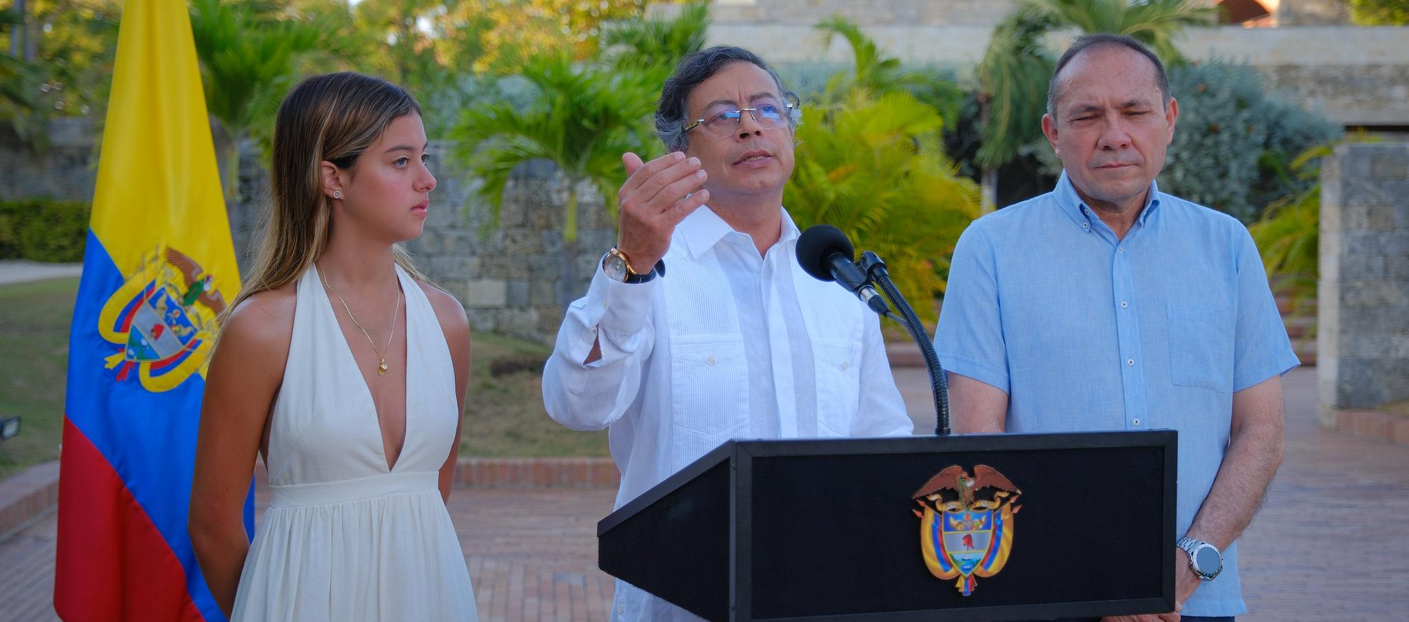 El Presidente Gustavo Petro dando a conocer el salario mínimo del 2026 junto a su hija Antonella y al ministro de Trabajo, Antonio Sanguino. 