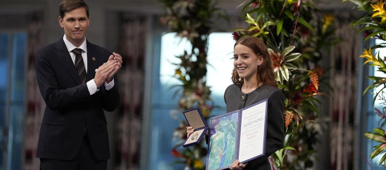 Ana Corina Sosa, hija de María Corina Machado, recibiendo el Premio.