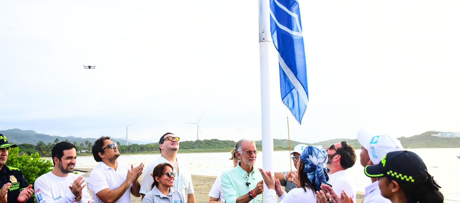 Izada de Bandera Azul en Salinas del Rey.