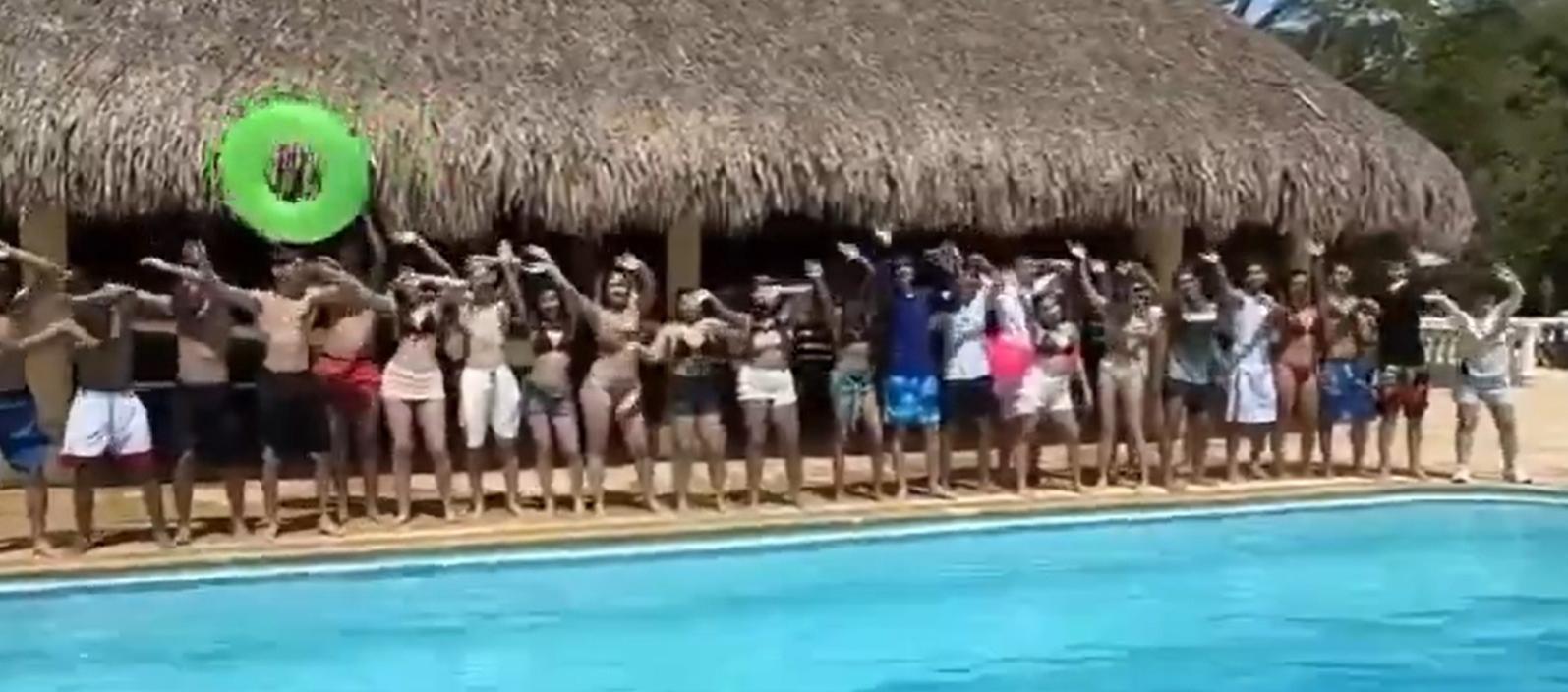Jóvenes disfrutando en una piscina en Coveñas, Sucre.