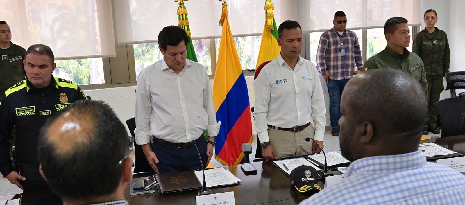 El alcalde (e) de Bucaramanga, Javier Sarmiento Olarte; y el ministro de Defensa, Pedro Sánchez, el consejo extraordinario de seguridad. 