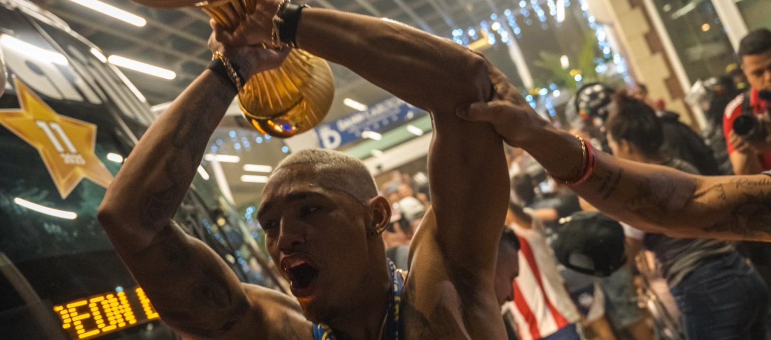 Jermein Peña con el trofeo de campeón.