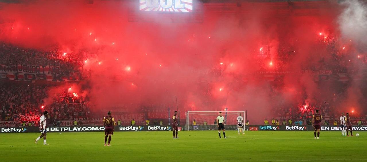 Bengalas durante la final.