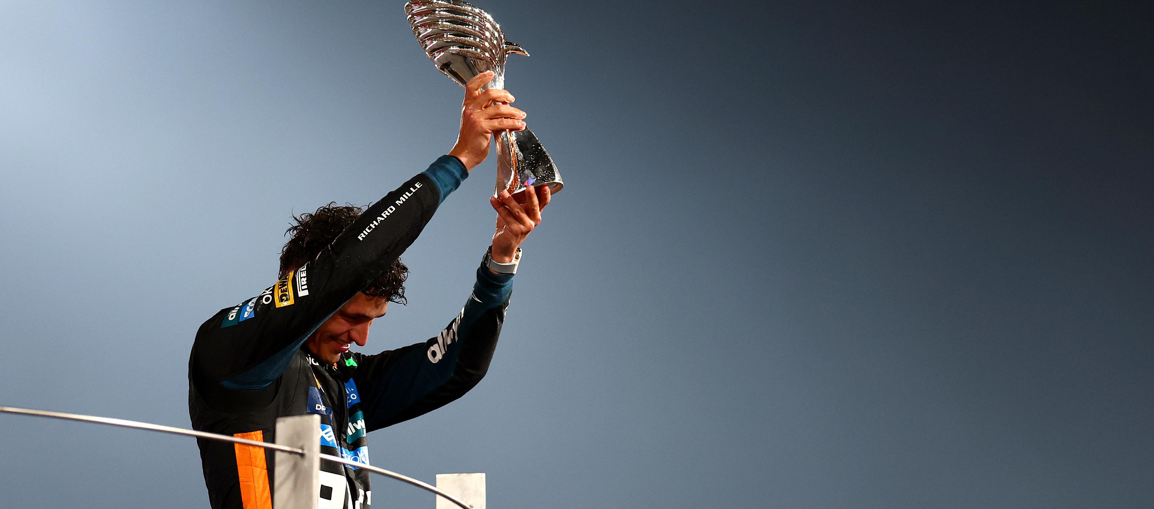 Lando Norris celebrando con el trofeo.