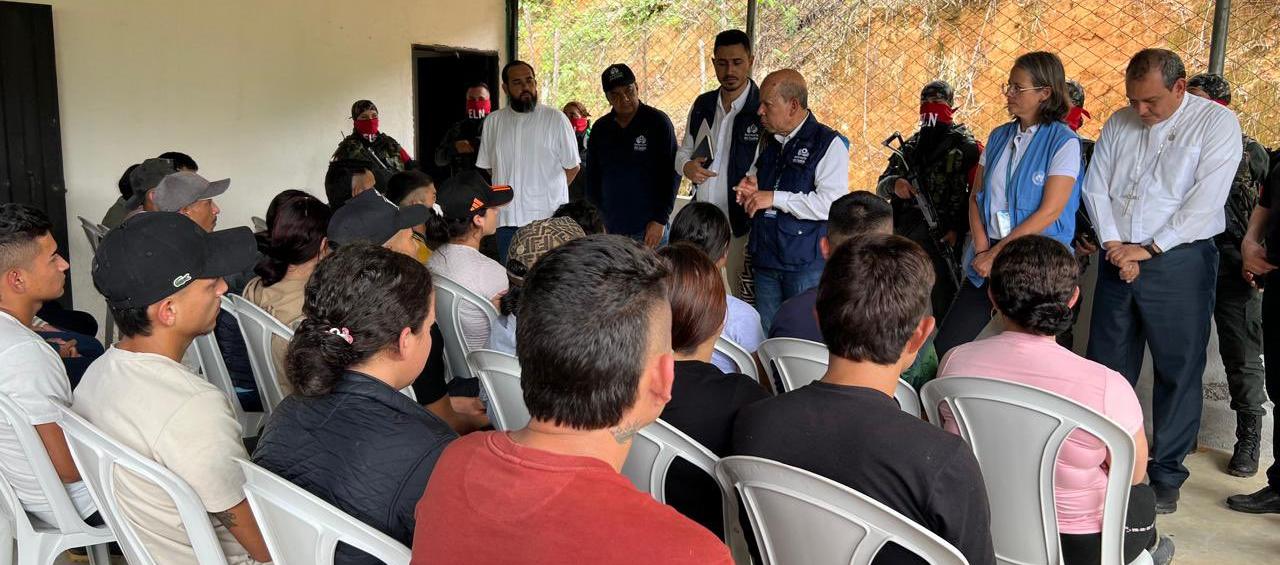 Los liberados por la guerrilla del ELN y la comisión humanitaria. 