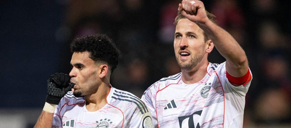 Luis Díaz y Harry Kane en la celebración del gol del guajiro