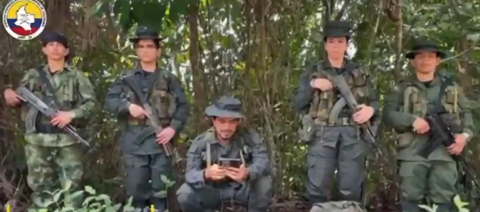 El guerrillero Jhon Mendoza leyó el comunicado.