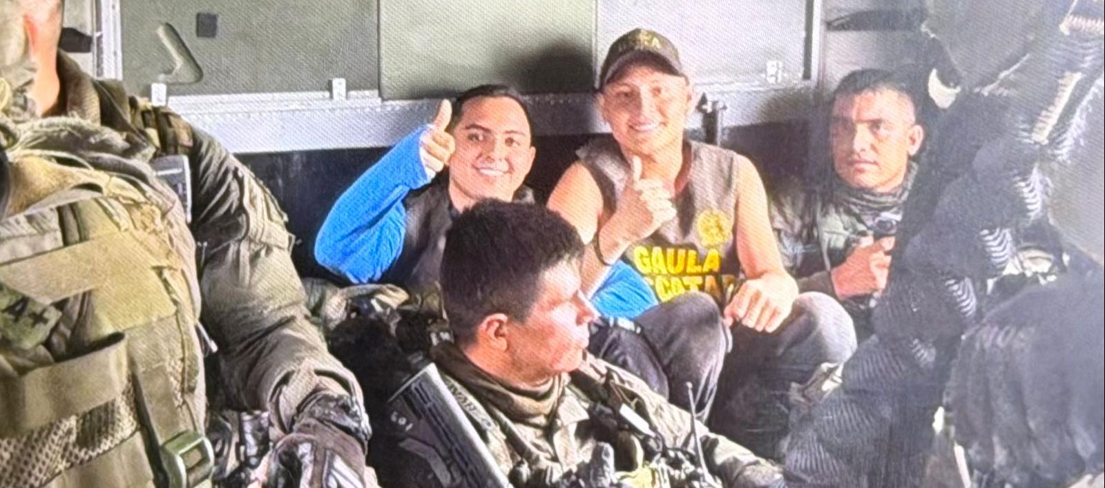 El manager Nicolás Pantoja y Miguel Ayala al ser liberados.