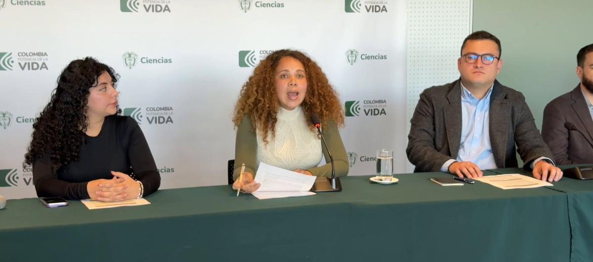 Yesenia Olaya, ministra de Ciencia, Tecnología e Innovación (centro).