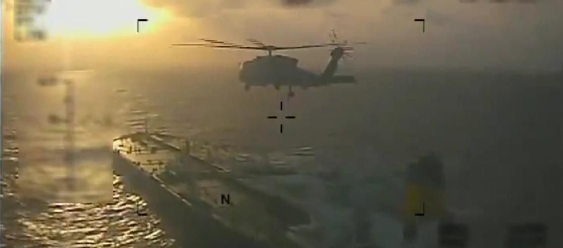 Momento en que fue interceptado el buque petrolero. 