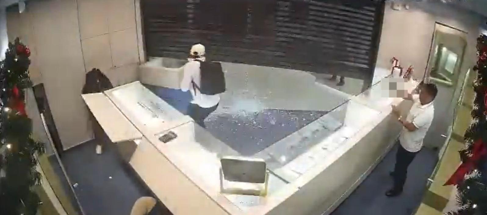 Momento en que los delincuentes intentaba darse a la huida de la joyería. 