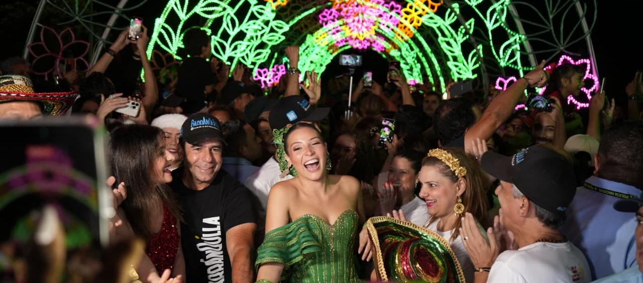 El alcalde Alex Char con la Reina del Carnaval 2026, Michelle Char, en el encendido del alumbrado navideño. 