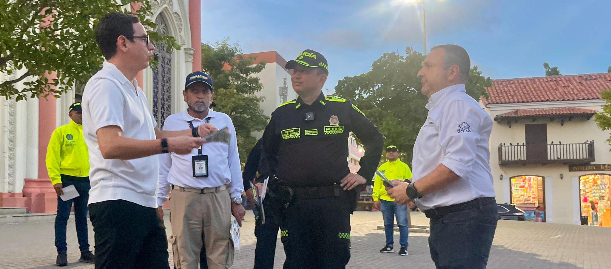 El secretario de Gobierno, Ángelo Cianci; comandante de la Policía Metropolitana de Barranquilla es el Coronel Miguel Andrés Camelo Sánchez; y el Jefe de la Oficina de Seguridad, Yesid Turbay.