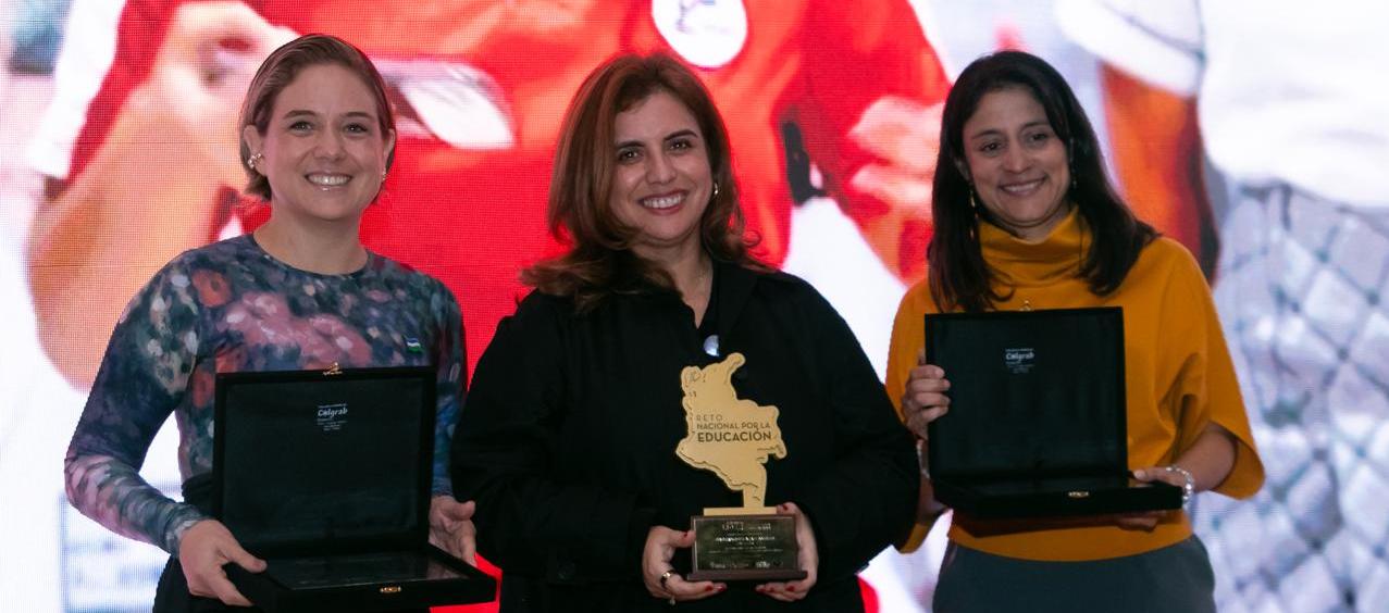 Paola Amar (centro), secretaria de Educación del Distrito, con el reconocimiento. La acompañan representantes de Bogotá y Cali, quienes fueron finalistas .