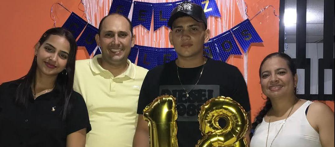 Los pastores Marlon Lora y su esposa Yurlay Rincón; al igual que sus hijos Ángela y Santiago Lora Rincón.