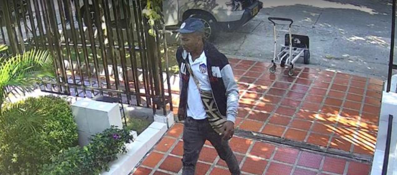 Este es el hombre señalado de robar los equipos de amplificación y sonido. 