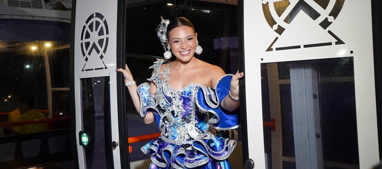 La Reina del Carnaval 2026, Michelle Char, en la entrada de una de la cabinas de 'La Luna del Río'. 